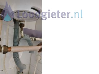 Loodgieter Rotterdam Elektrische Bosch boiler lekt aan de onderzijde